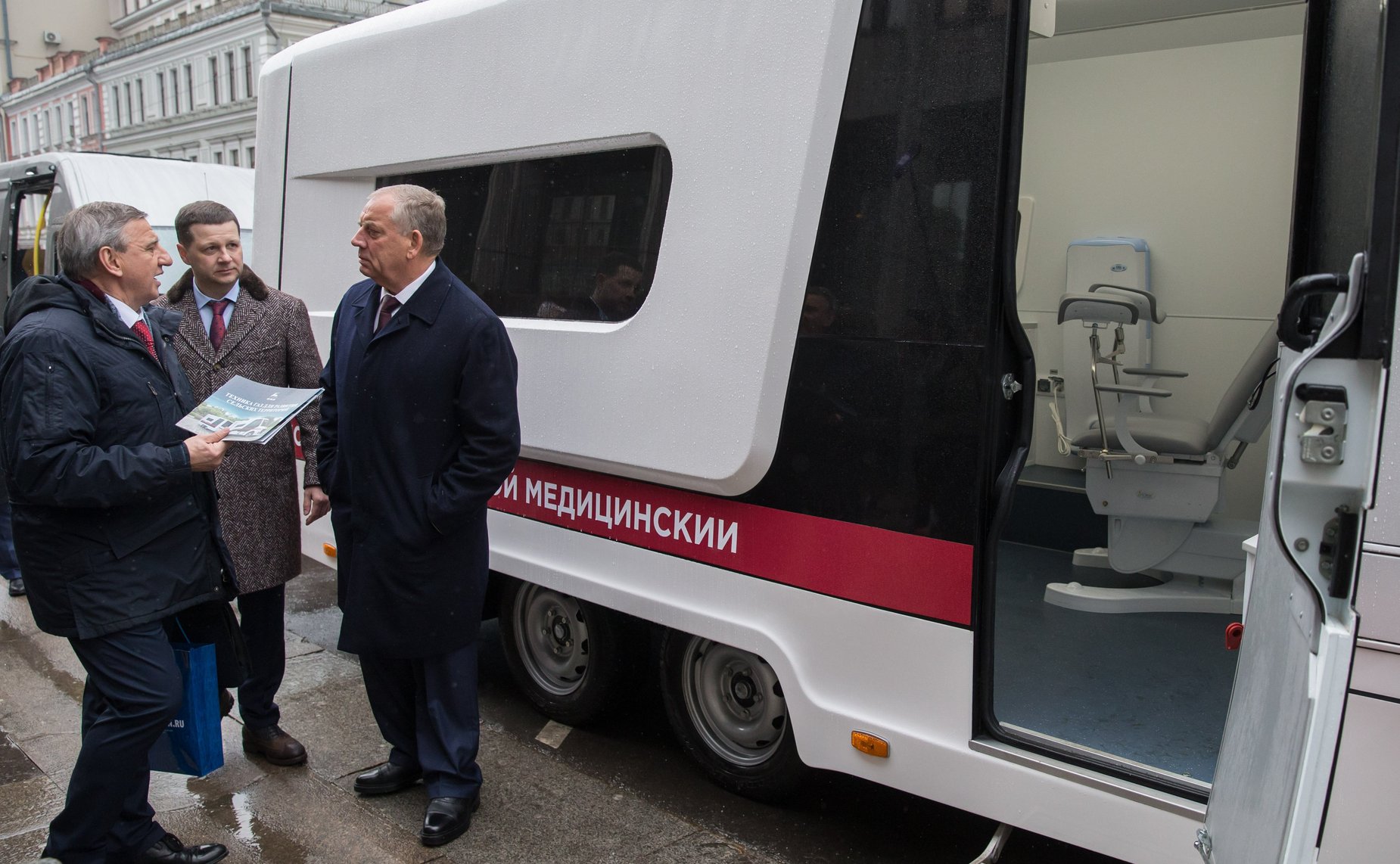 Презентация мобильных медицинских и торгово-бытовых комплексов для использования в сельской местности