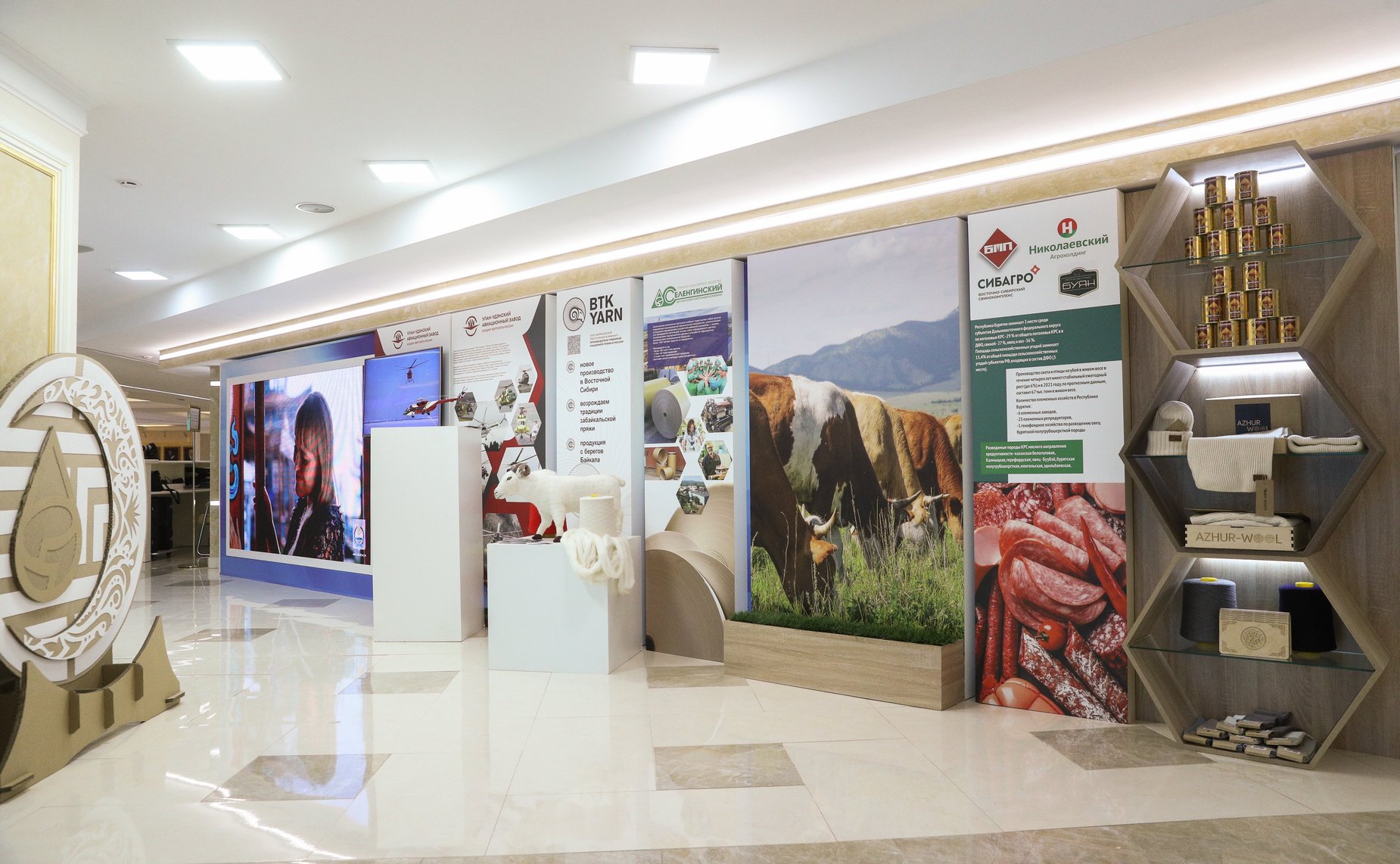 Председатель СФ Валентина Матвиенко осмотрела выставку, на которой представлены ключевые тенденции развития экономики Республики Бурятия и приоритетные инвестиционные проекты в сфере вертолетостроения, в агропромышленном комплексе, медицине