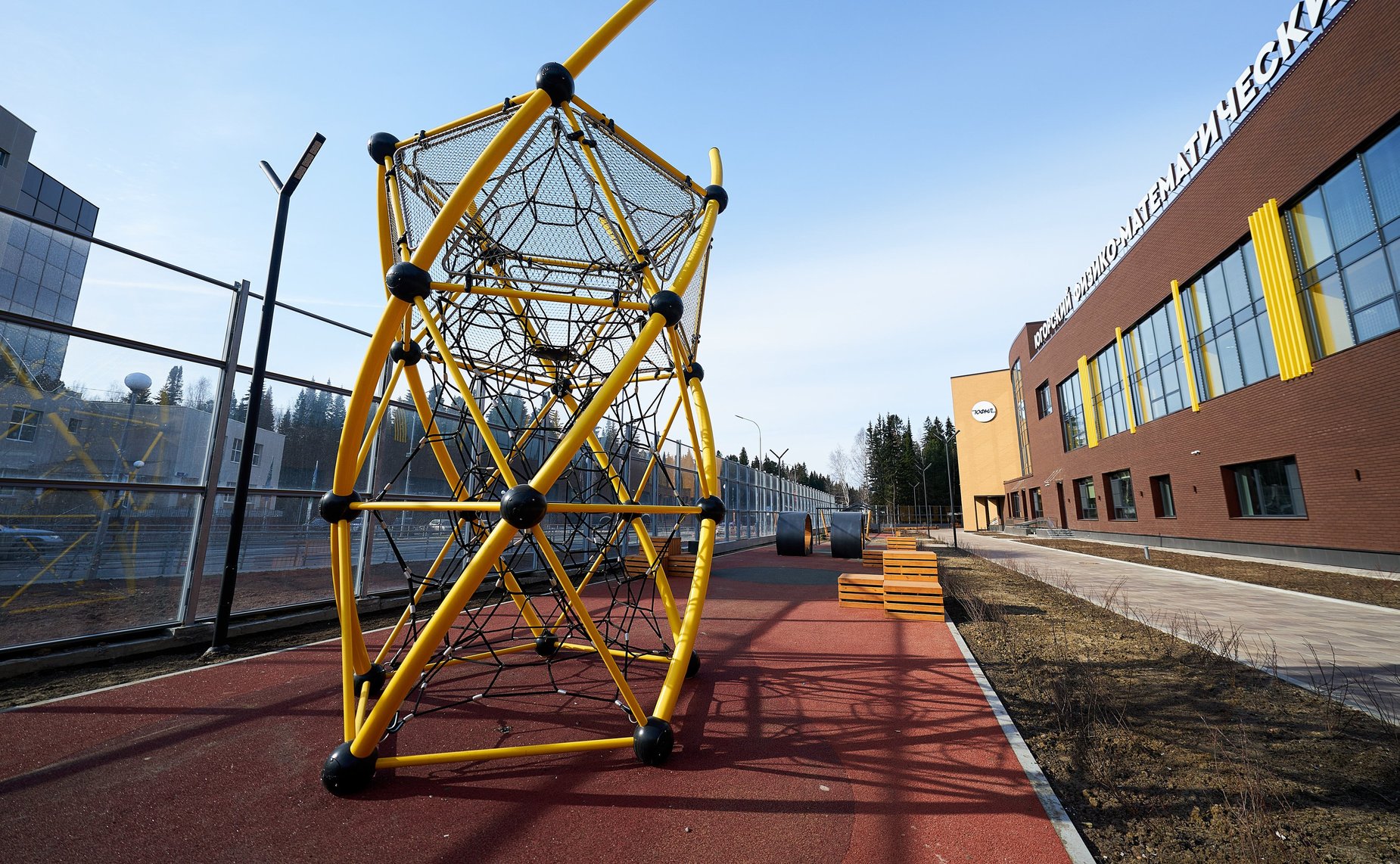 Первый заместитель Председателя СФ Владимир Якушев посетил новый корпус Югорского физико-математического IT-лицея в столице ХМАО Югре