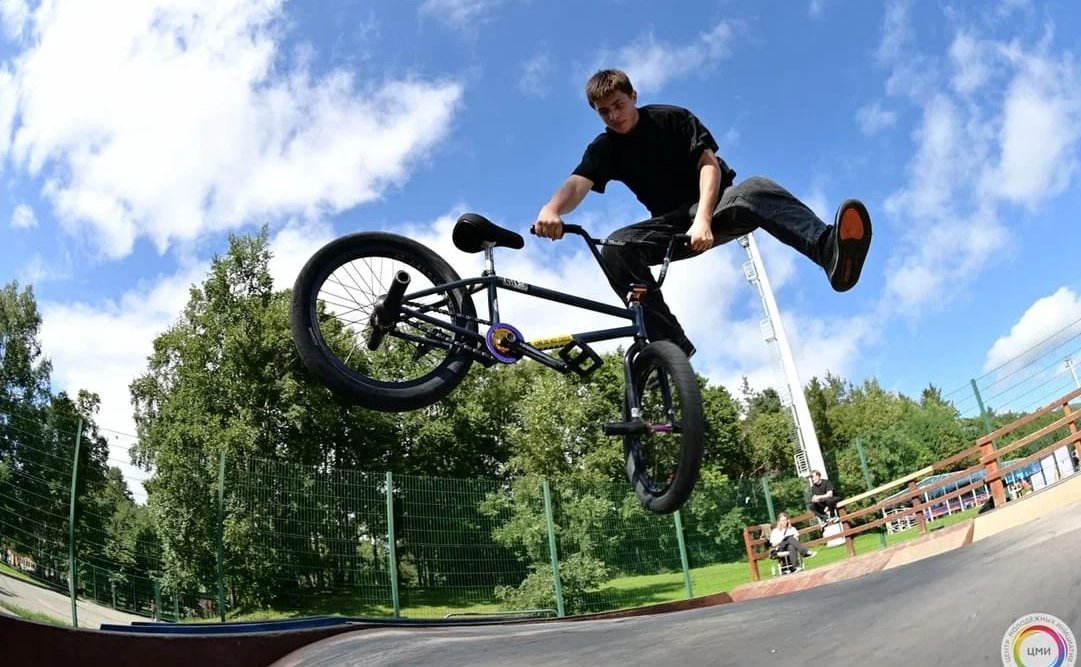 В Южно-Сахалинске впервые прошёл Всероссийский фестиваль «Уличная классика», на котором выступили любители стрит-культуры и экстремальных видов спорта