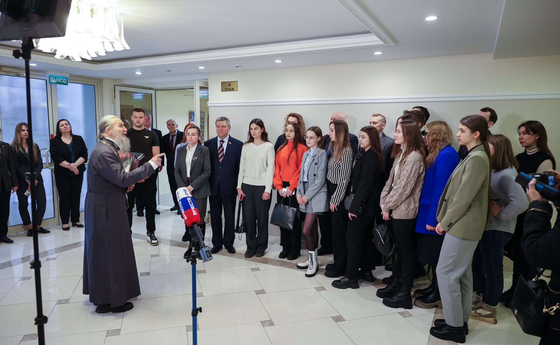 Ольга Епифанова открыла в Совете Федерации выставку живописи Петра Кочанова «За Святую Русь помолюсь…»