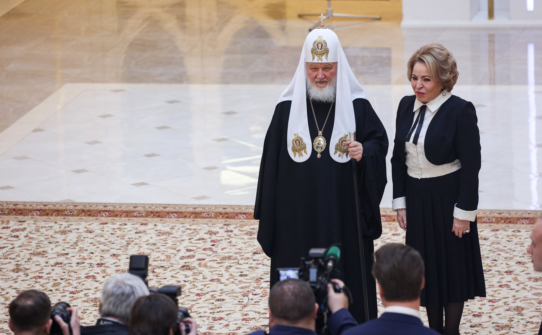 Председатель Совета Федерации Валентина Матвиенко и Святейший Патриарх Московский и Всея Руси Кирилл осмотрели выставку детских рисунков «Красота Божьего мира»