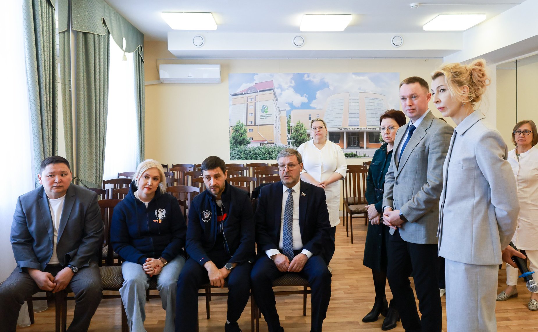 Сенаторы посетили Республиканский клинический онкодинспансер