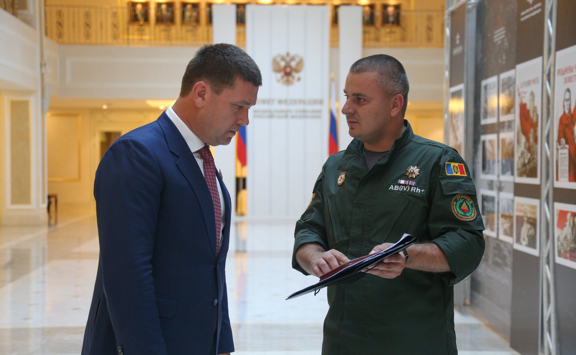 Андрею Чернышеву передана медаль солдата, найденная молдавскими поисковиками на месте боев Великой Отечественной войны