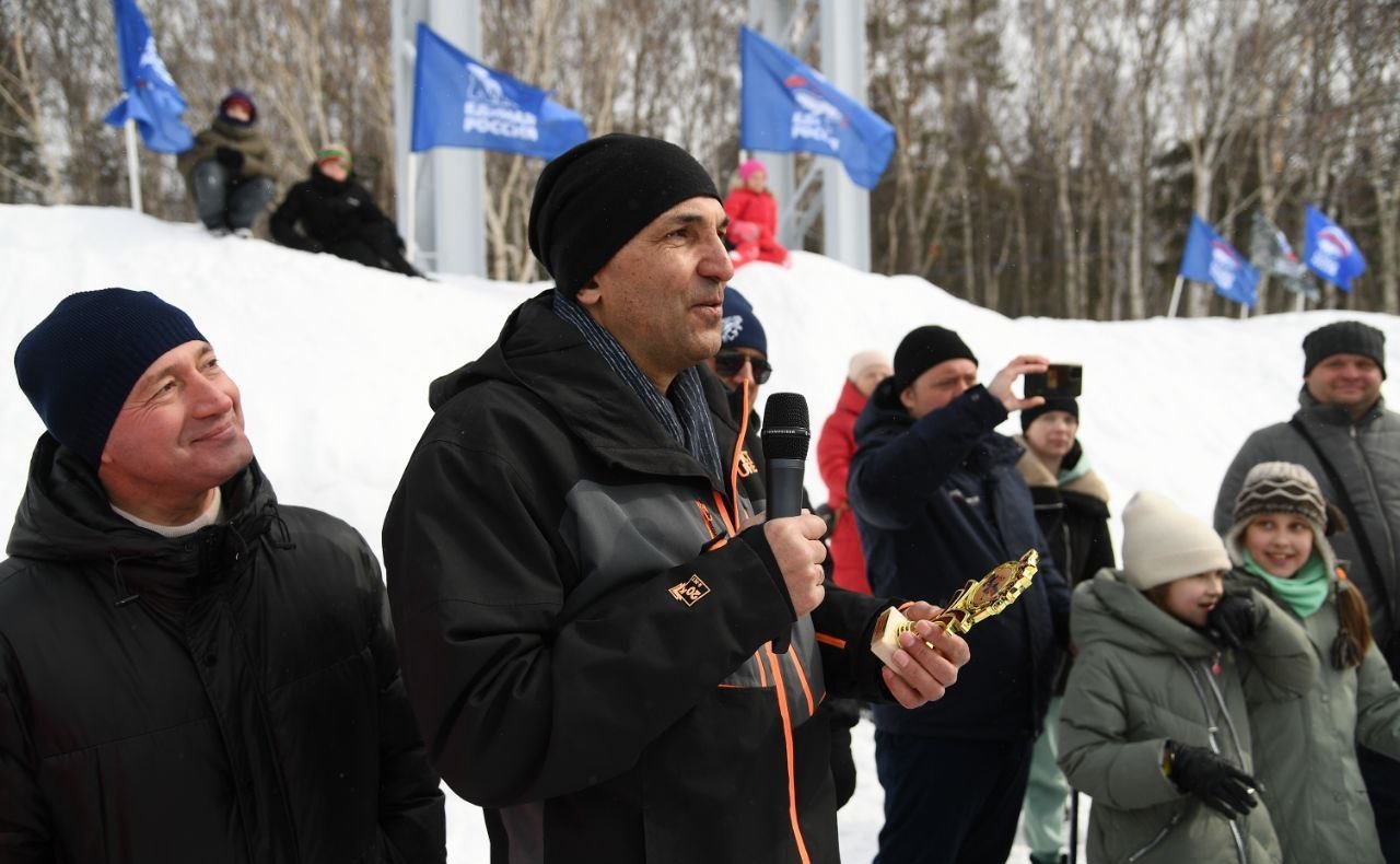 Андрей Хапочкин наградил победителей Суперкубка семейной лиги по хоккею
