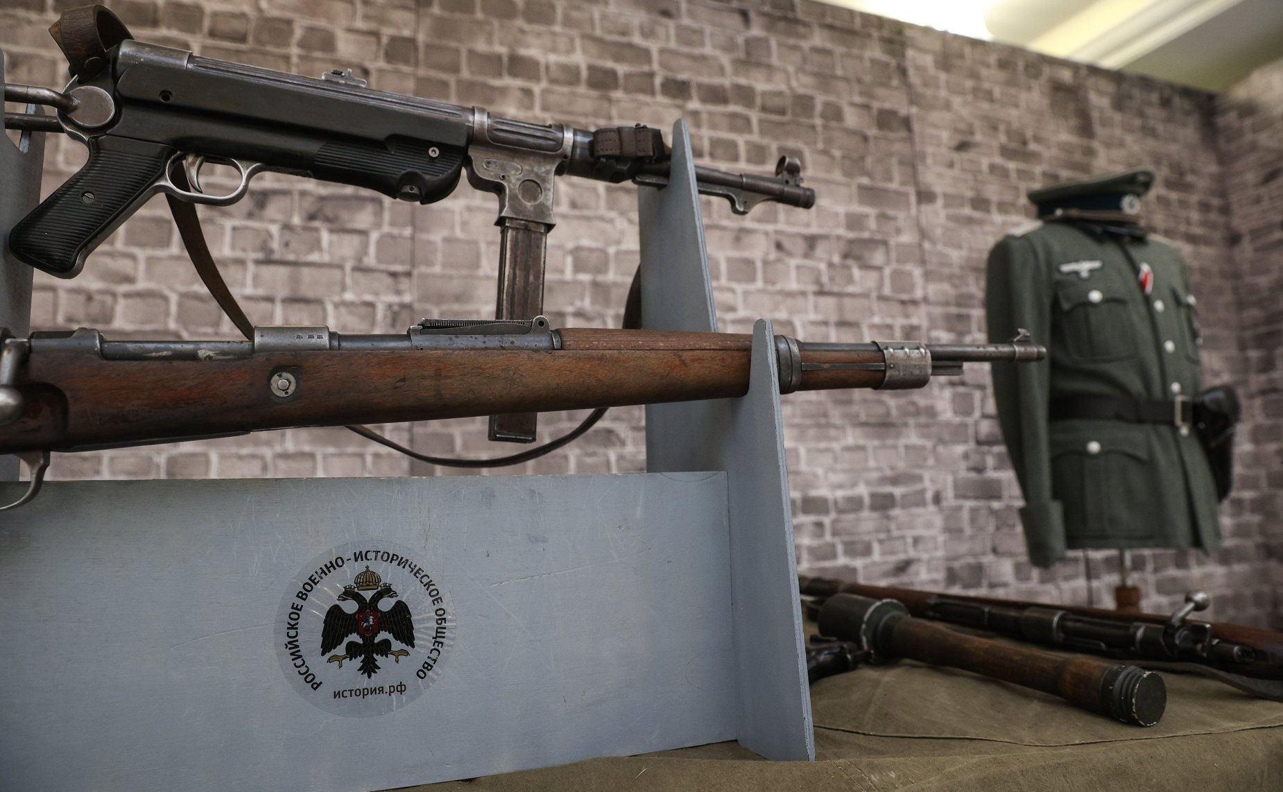 Юрий Воробьев и Дмитрий Василенко открыли в Совете Федерации выставку «Невыученные уроки истории. Связь времен. Пропаганда ненависти»