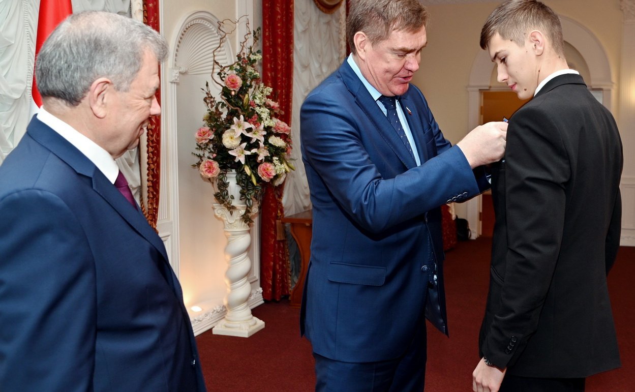 Анатолий Артамонов и Александр Савин в Калуге вручили награды подросткам, проявившим мужество в экстремальных ситуациях и спасшим человеческие жизни