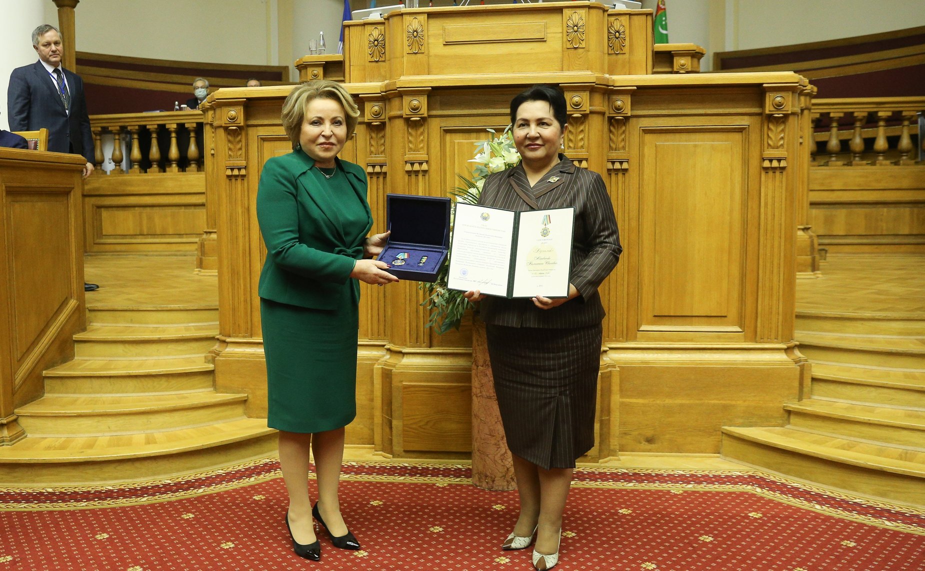 По поручению Президента Республики Узбекистан Танзила Нарбаева вручила Валентине Матвиенко орден «Дустлик» («Дружба»)
