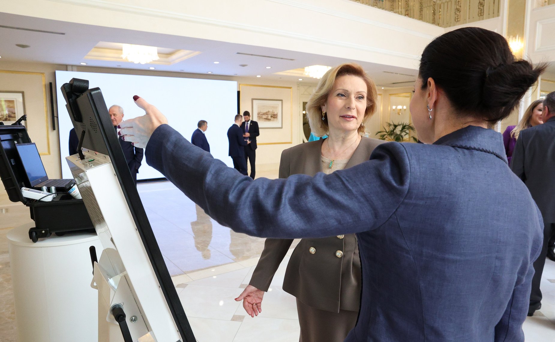 Валентина Матвиенко и Герман Греф осмотрели выставку «Сбербанка России»