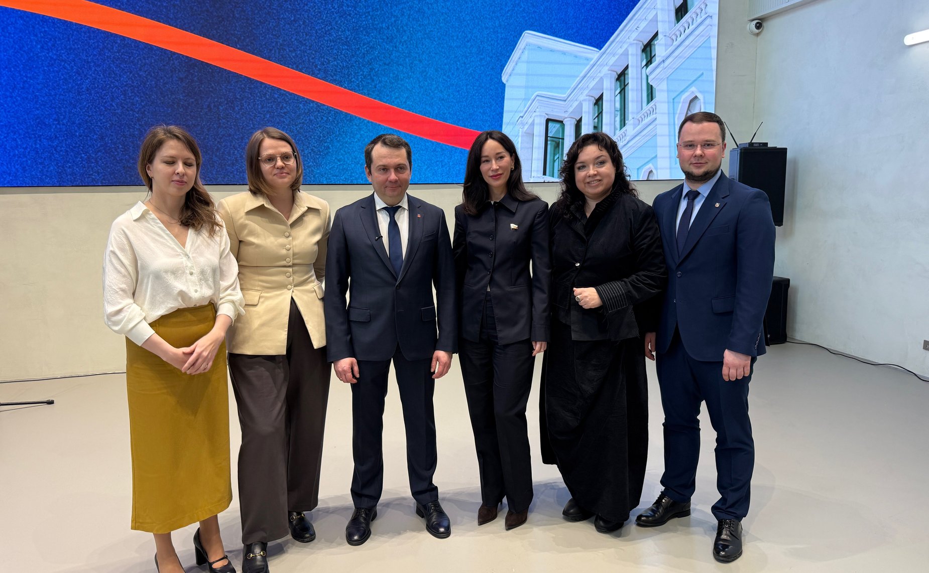 Елена Дягилева поздравила с открытием команду и обучающихся первого за полярным кругом Центра научно-технологического творчества «Родина», открытого в Мурманске