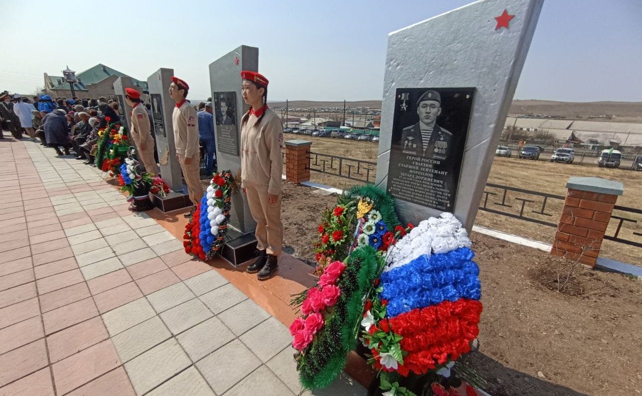 Баир Жамсуев принял участие в торжественном митинге, посвященном 78-ой годовщине Великой Победы и открытии стелы памяти Героя России Эдуарда Норполова в селе Цаган-Челутай