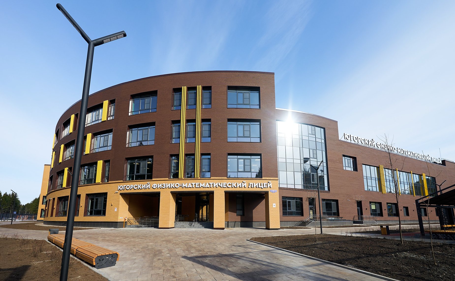 Первый заместитель Председателя СФ Владимир Якушев посетил новый корпус Югорского физико-математического IT-лицея в столице ХМАО Югре