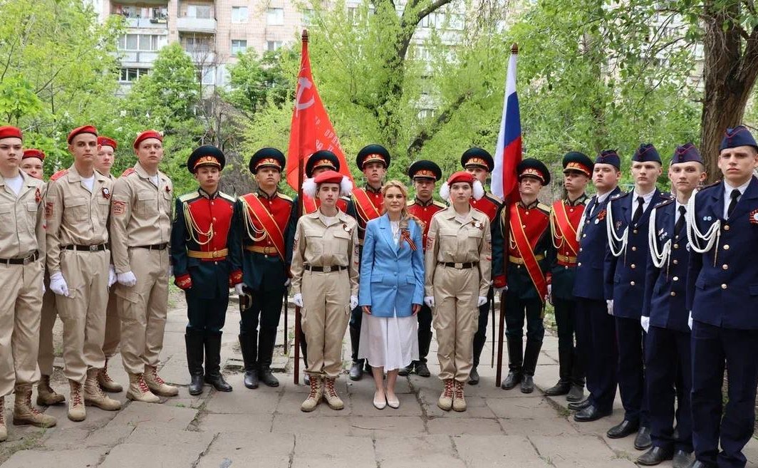 Дарья Лантратова приняла участие в патриотической акции «Сад Памяти», поздравила фронтовика и передала билет на Парад Победы ветерану-блокаднице