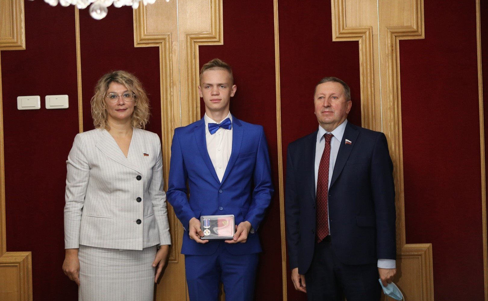 Н. Косихина и С. Березкин вручили детям-героям из Ярославской области памятные медали Совета Федерации «За проявленное мужество»