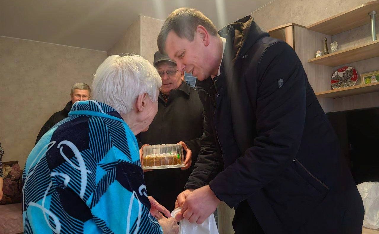 Артем Малащенков навестил и поздравил с Новым годом ветерана Великой Отечественной войны