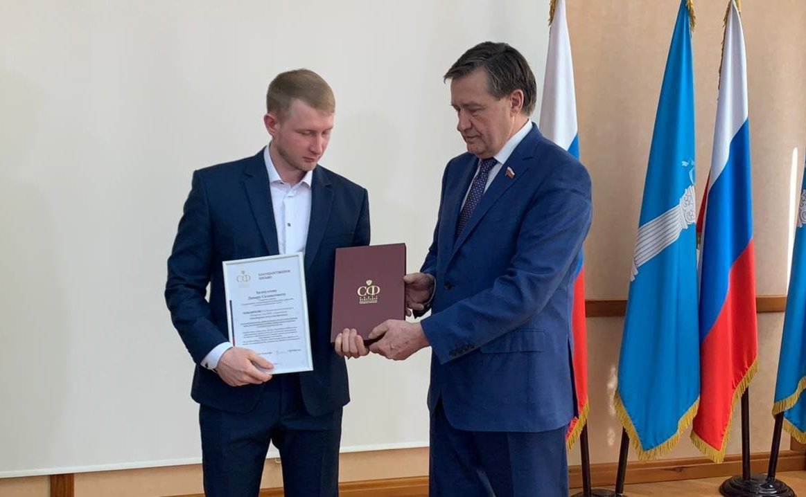 Сергей Рябухин вручил благодарственные письма молодым учёным за инженерный талант, профессионализм и вклад в отечественную науку