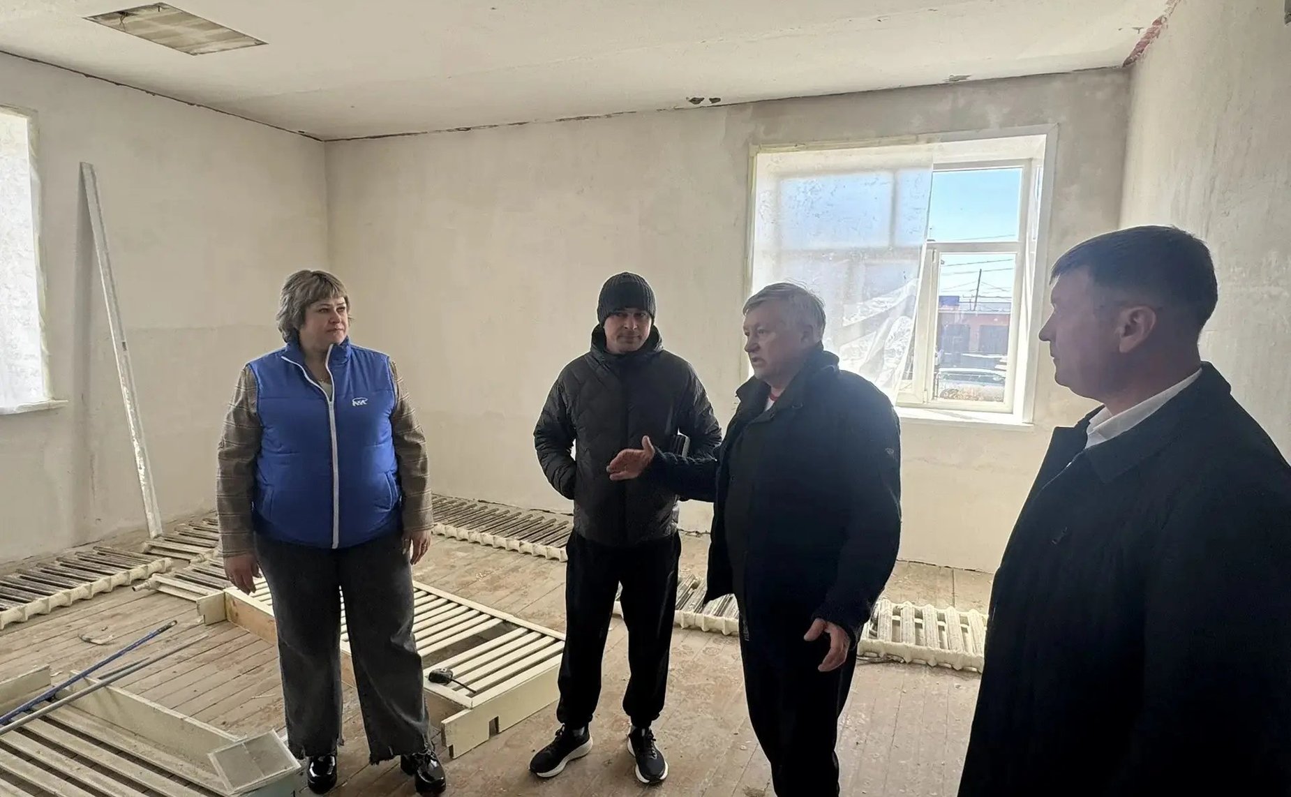 Сергей Михайлов проконтролировал ход строительства и ремонта в детском саду № 63 в поселке Чернышевск