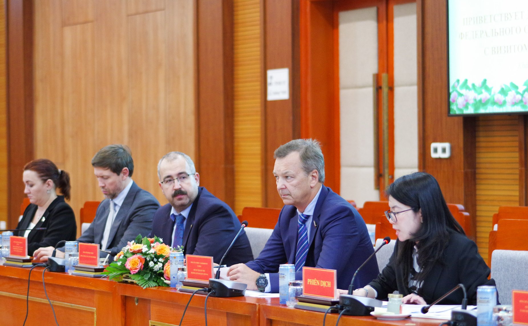 Делегация Совета Федерации во главе с первым заместителем Председателя СФ Андреем Яцкиным в рамках визита во Вьетнам встретились с руководством Народного комитета провинции Кханьхоа