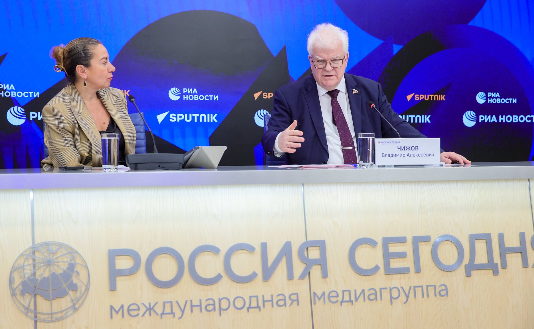 В ММПЦ «Россия сегодня» прошла пресс-конференция первого заместителя председателя Комитета СФ по обороне и безопасности Владимира Чижова об итогах саммита ЕС и актуальной ситуации в странах Евросоюза и НАТО на фоне происходящих в мире событий