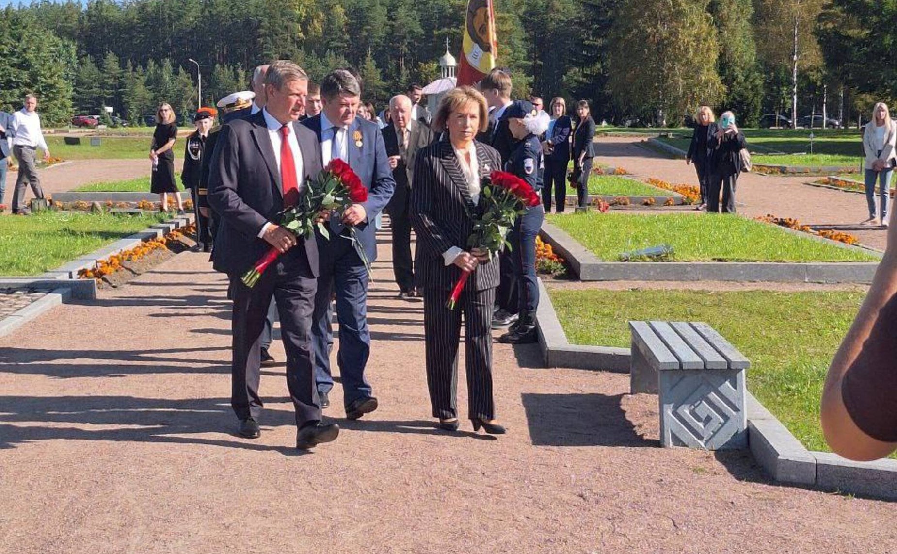 Людмила Скаковская и Андрей Епишин приняли участие в торжественной церемонии открытия памятного знака «Воинам земли Тверской – защитникам Ленинграда» на Аллее славы на Невском пятачке