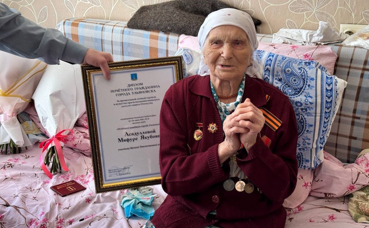 Айрат Гибатдинов вместе с главой Засвияжского района Наилем Юманкуловым передали диплом и знак «Почетный гражданин города Ульяновска» и поблагодарили за проявленный личный героизм и мужество при исполнении воинского долга по защите Отечества Мяфуру Асядул