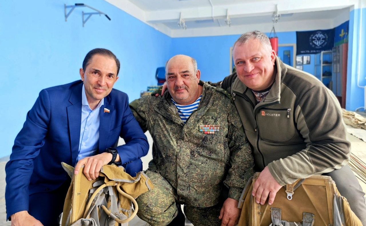 Андрей Хапочкин встретился с юными десантниками Южно-Сахалинска