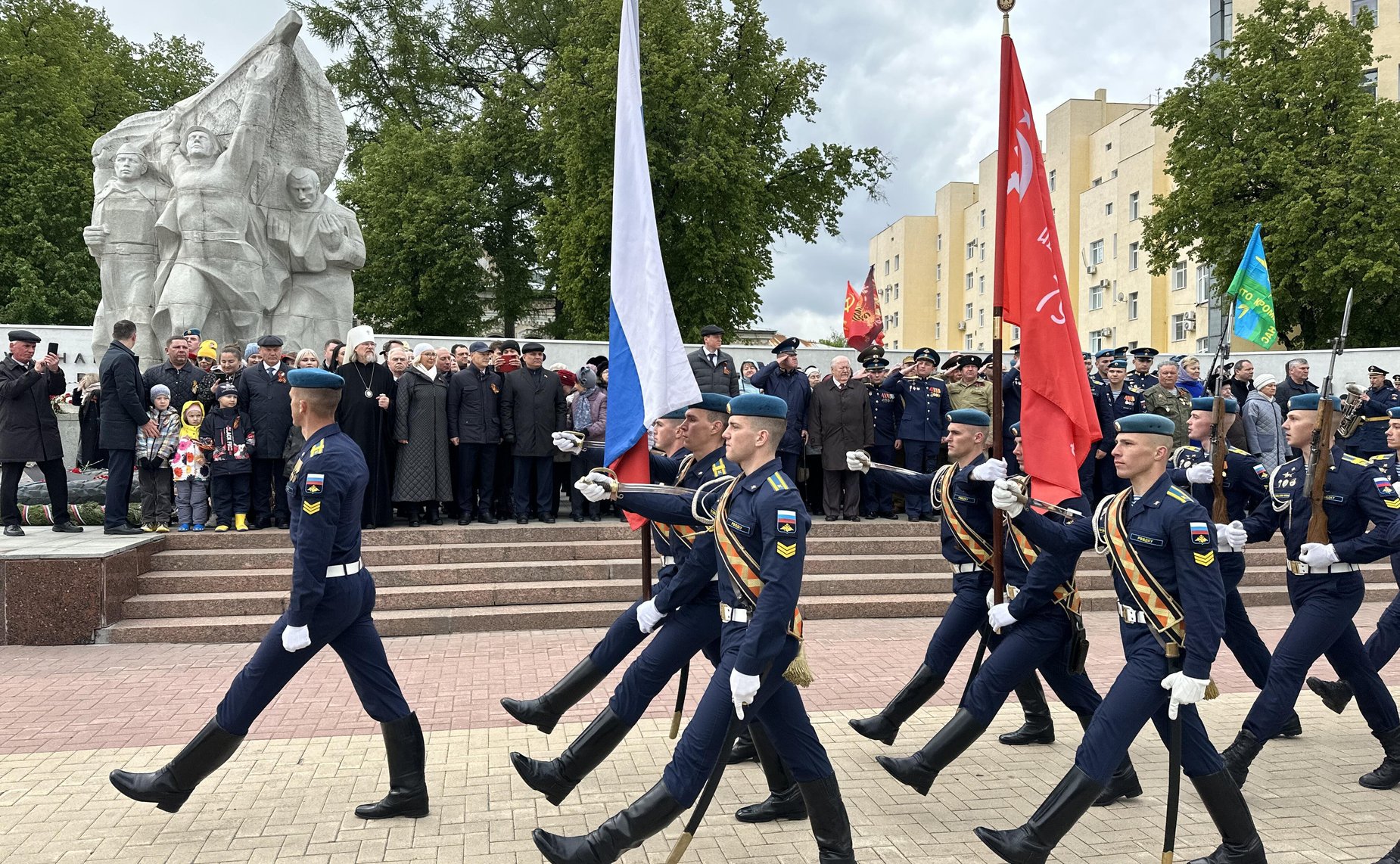 Игорь Мурог вместе с губернатором Рязанской области Павлом Малковым, председателем Рязанской областной Думы Аркадием Фоминым, ветеранами и жителями региона у Монумента Победы возложил цветы к Вечному Огню