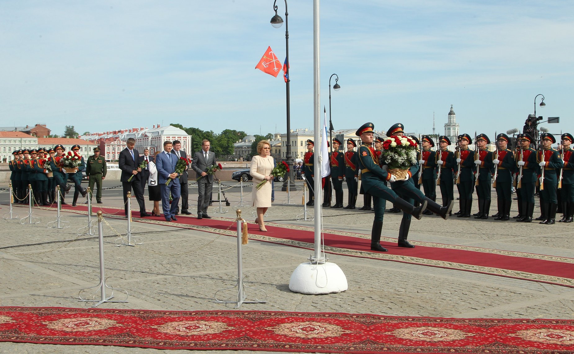 В. Матвиенко возложила цветы к памятнику основателю города — Петру I на Сенатской площади