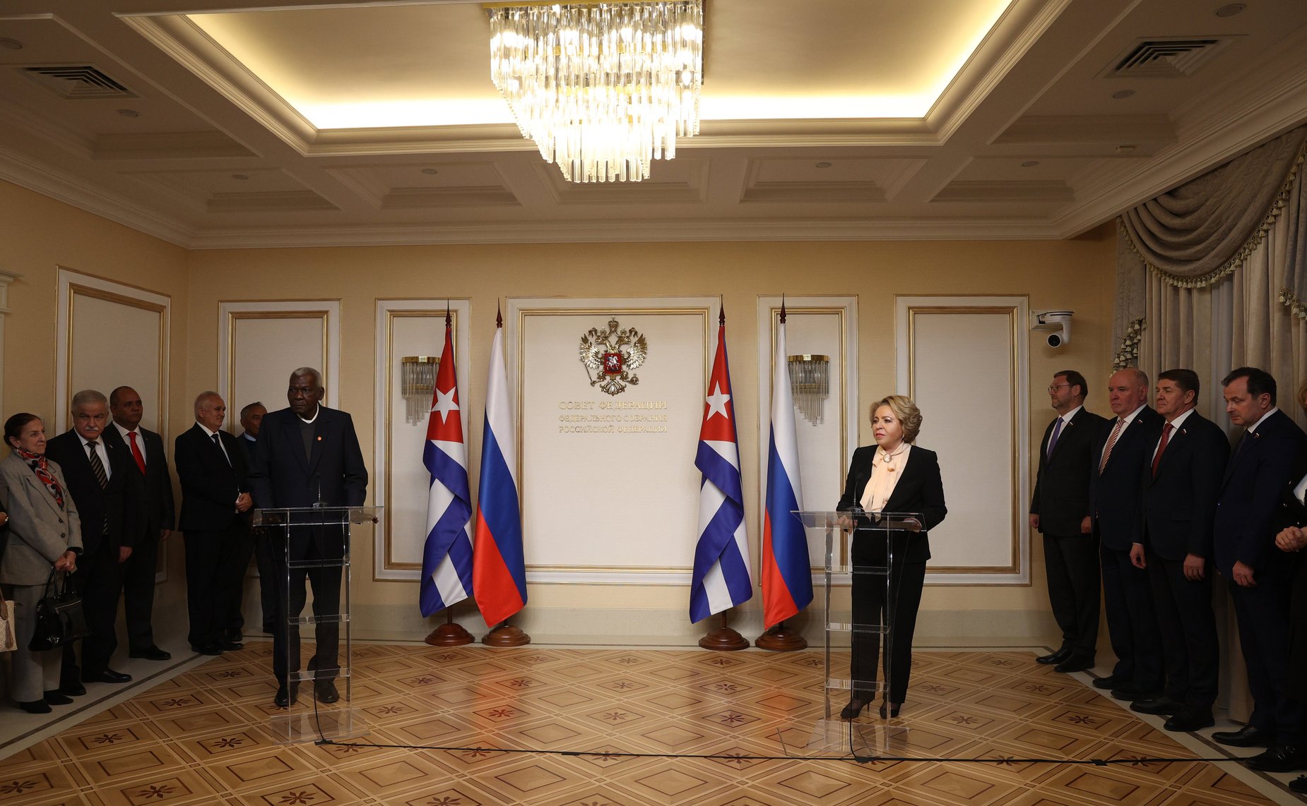 Эстебан Ласо Эрнандес вручил Валентине Матвиенко государственную награду Республики Куба орден «Солидарность»