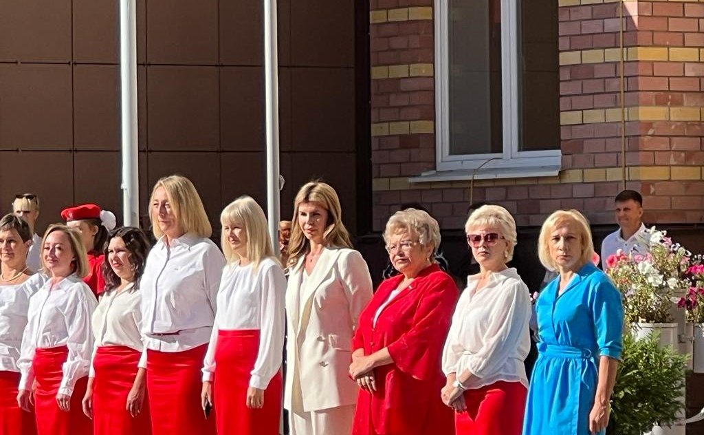 Оксана Хлякина в рамках рабочей поездки в регион побывала в средней школе № 60 в Елецком микрорайоне Липецка на торжественной линейке