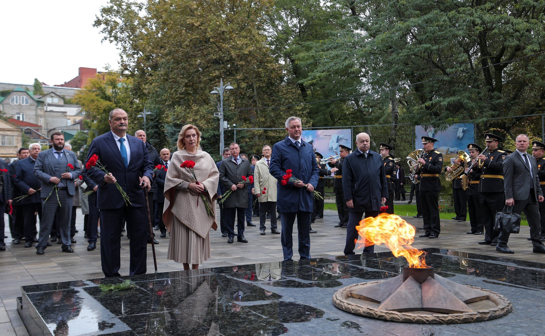 Сенаторы РФ возложили цветы к мемориалу Воину-освободителю в парке им. Ленинского комсомола в Махачкале (фото пресс-служба Министерства экономики и территориального развития Республики Дагестан)