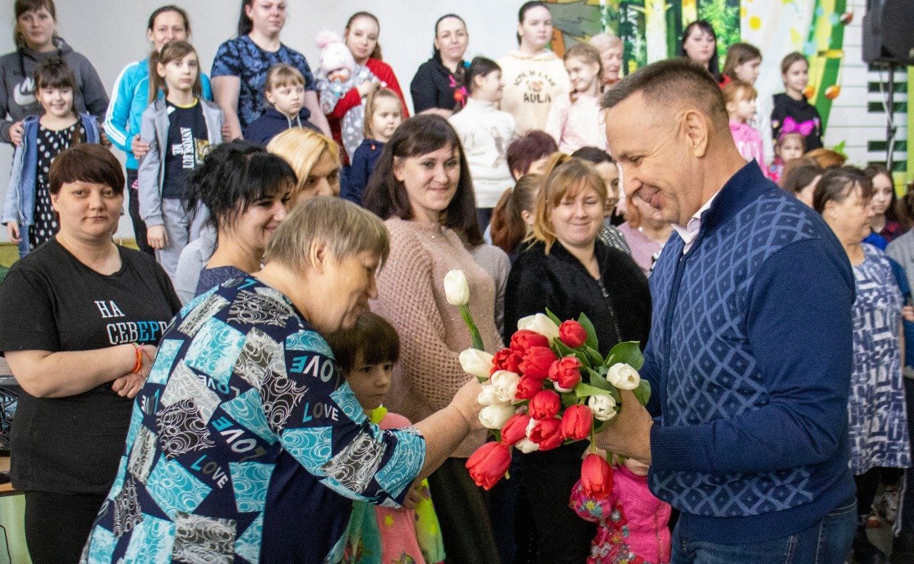Олег Алексеев и глава Марксовского района Дмитрий Романов поздравили с первым весенним праздником женщин, прибывших в Марксовский район с Донбасса
