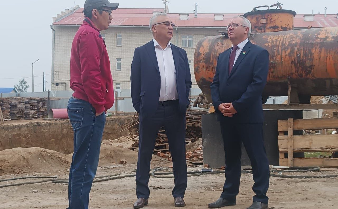 Баир Жамсуев побывал в селах Малоархангельск и Красный Чикой Красночикойского района, осмотрел социально значимые объекты и встретился с жителями