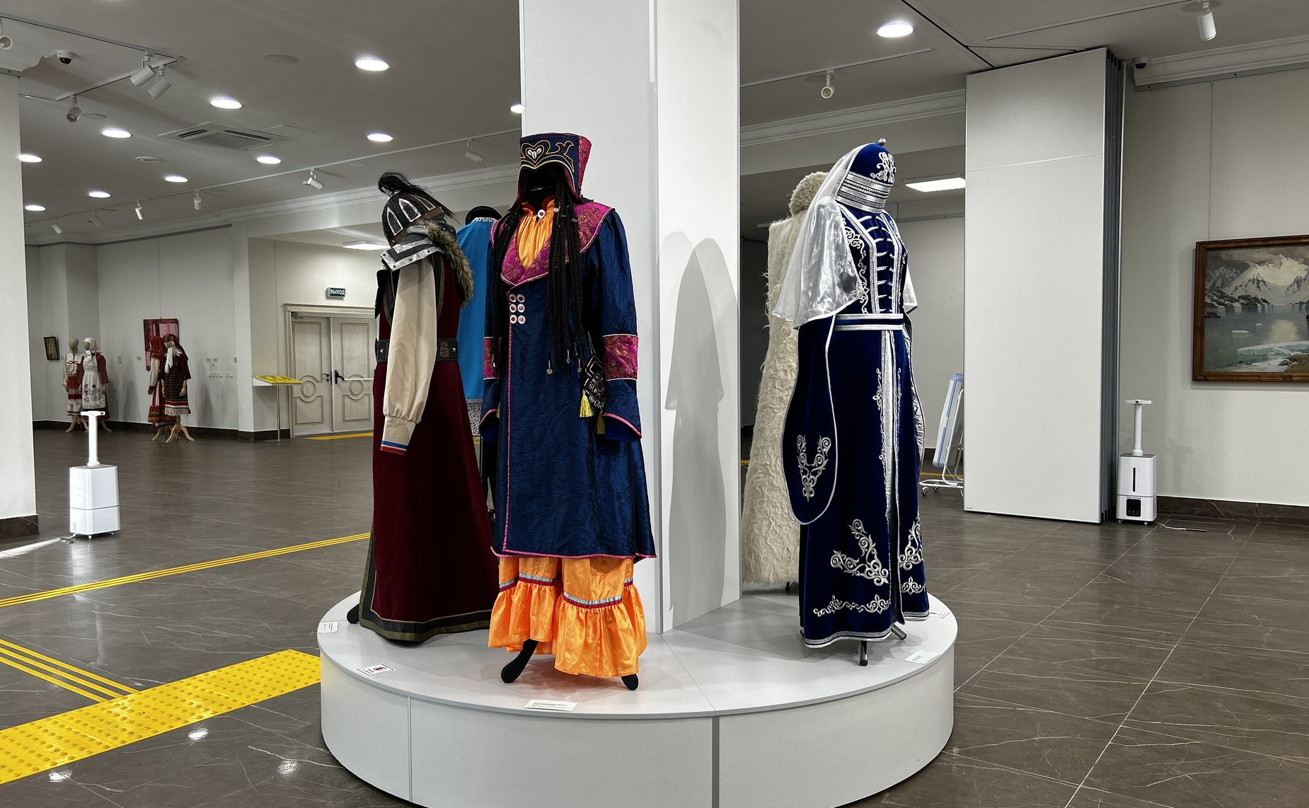 Сергей Мартынов посетил экспозицию выставки «Народы России. Большая семья – общая история», открывшуюся в Республике Марий Эл