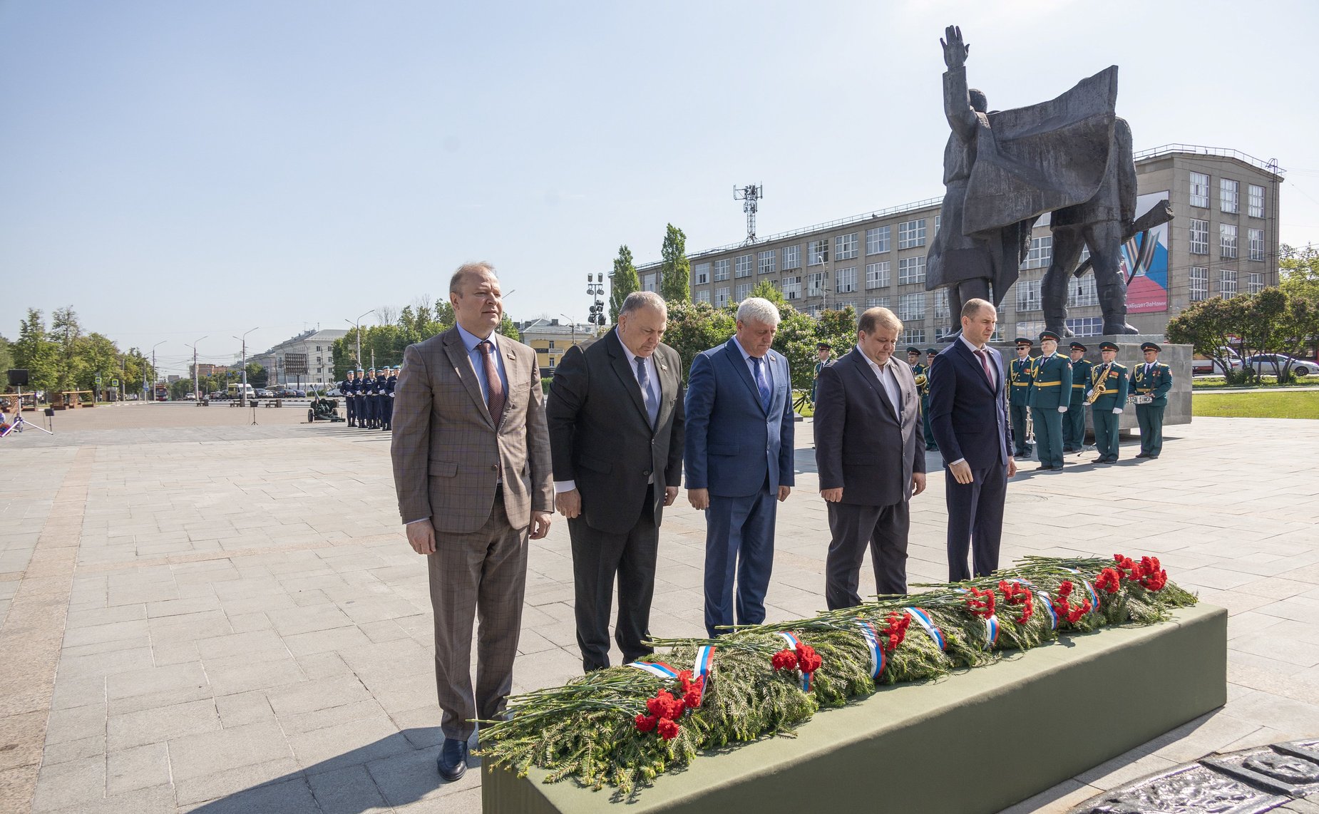 Сенаторы РФ приняли участие в возложении венка и цветов на Мемориальном комплексе «Три штыка»