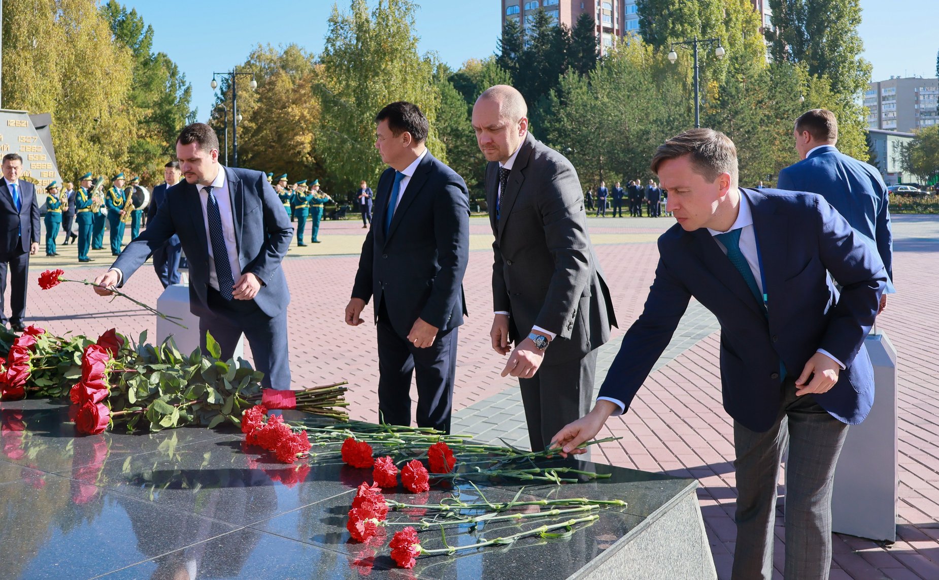 Делегация Совета Федерации приняла участие в возложении цветов к мемориальному комплексу погибших воинов и героев Великой Отечественной войны «Победа»