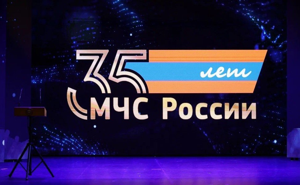 Евгений Дитрих в Великом Новгороде исполнил новогоднее желание ребёнка и поздравил сотрудников МЧС