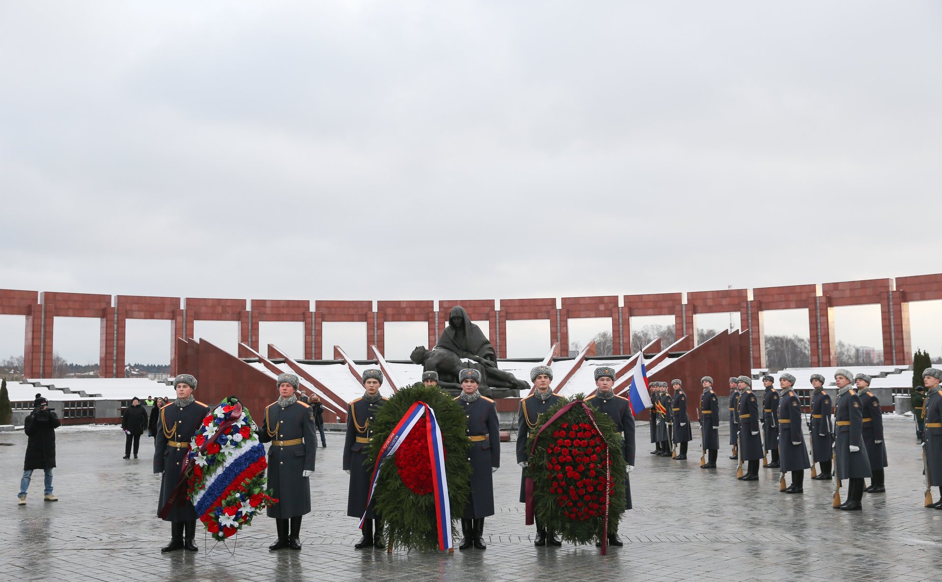 Возложение венков к могиле Неизвестного Солдата на территории Федерального военного мемориала