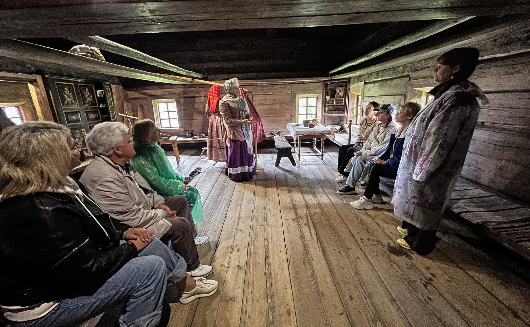 Сенаторы посетили музей деревянного зодчества «Малые Корелы»