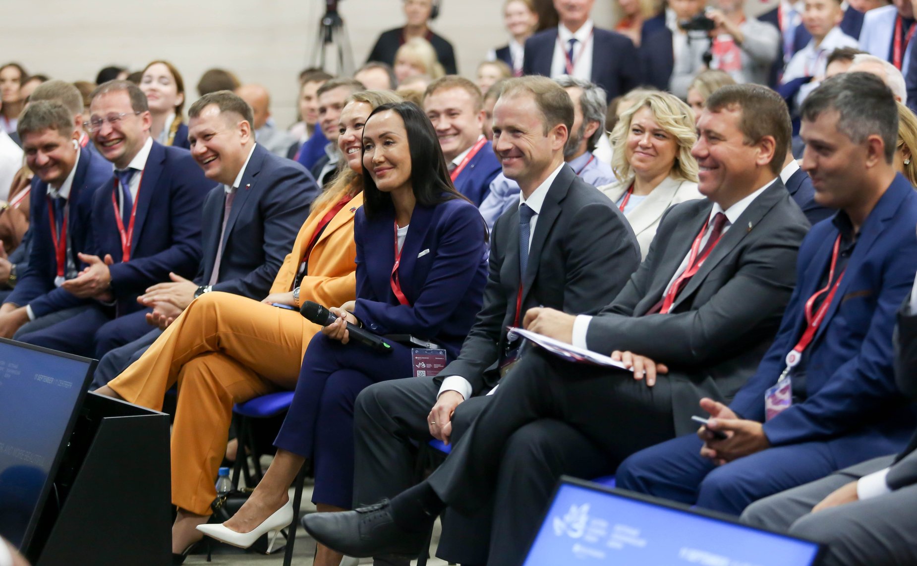 Сессия «Дальний Восток будущего. Строить больше, комфортнее и красивее». Сенаторы принимают участие в VIII Восточном экономическом форуме