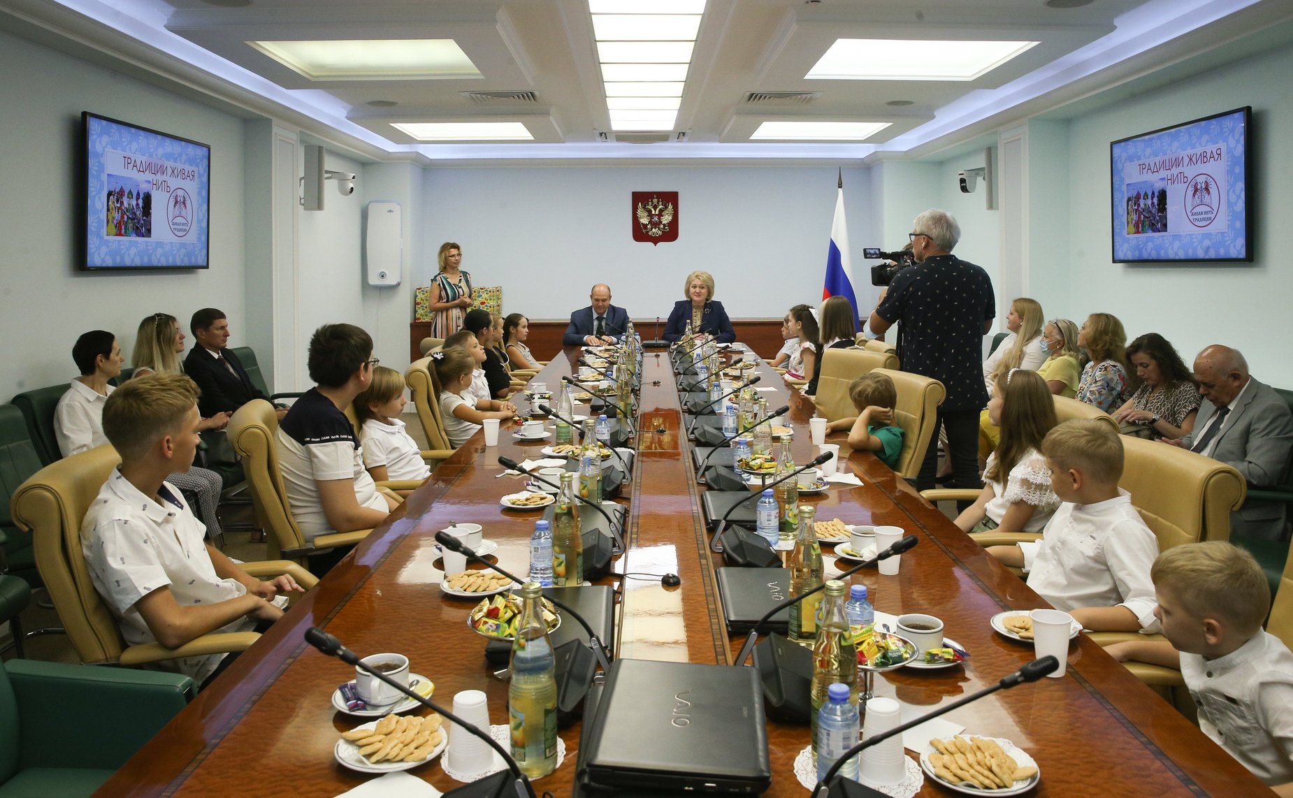 Награждение детей – участников выставки детских художественных работ «Традиции живая нить»