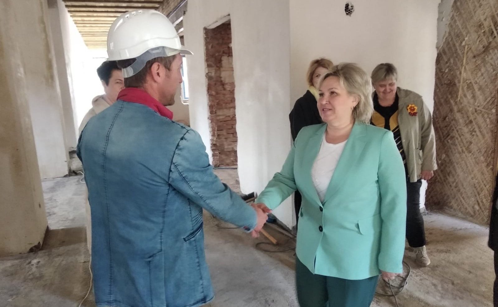 Елена Писарева в ходе поездки в регион осмотрела здания образовательных учреждений, где сейчас идут ремонтные работы