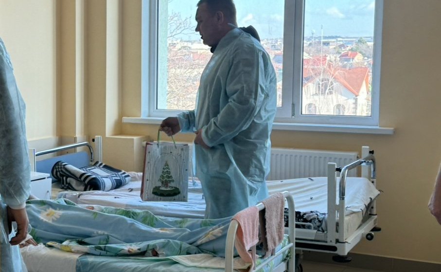 Игорь Кастюкевич посетил два лечебных учреждения республики Крым, где в настоящее время проходят лечение жители Бехтер, пострадавшие в результате обстрела школы со стороны ВСУ