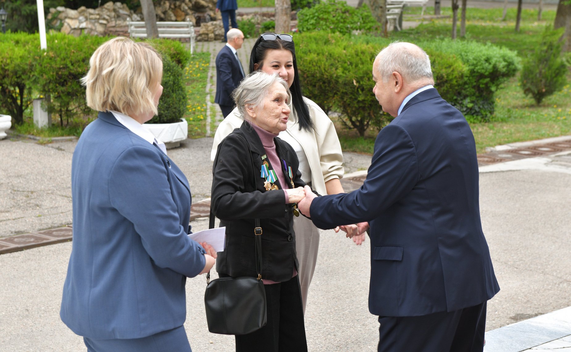 В преддверии Дня Победы Ильяс Умаханов принял участие во встрече Валентины Матвиенко с ветеранами Великой Отечественной войны и блокадниками в Ташкенте (Фото Спутник Узбекистан)