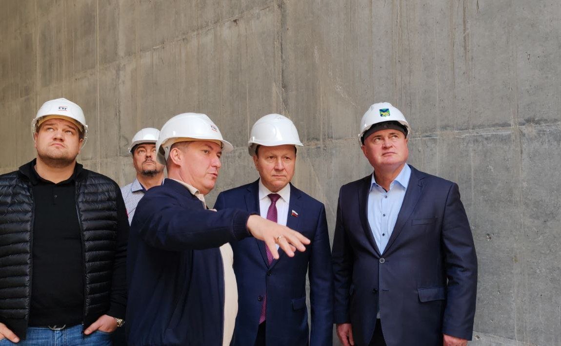 Александр Ролик вместе с заместителем председателя правительства Приморского края Виталием Блоцким проинспектировал строительство крупного культурного объекта – Музейного и театрально-образовательного комплекса