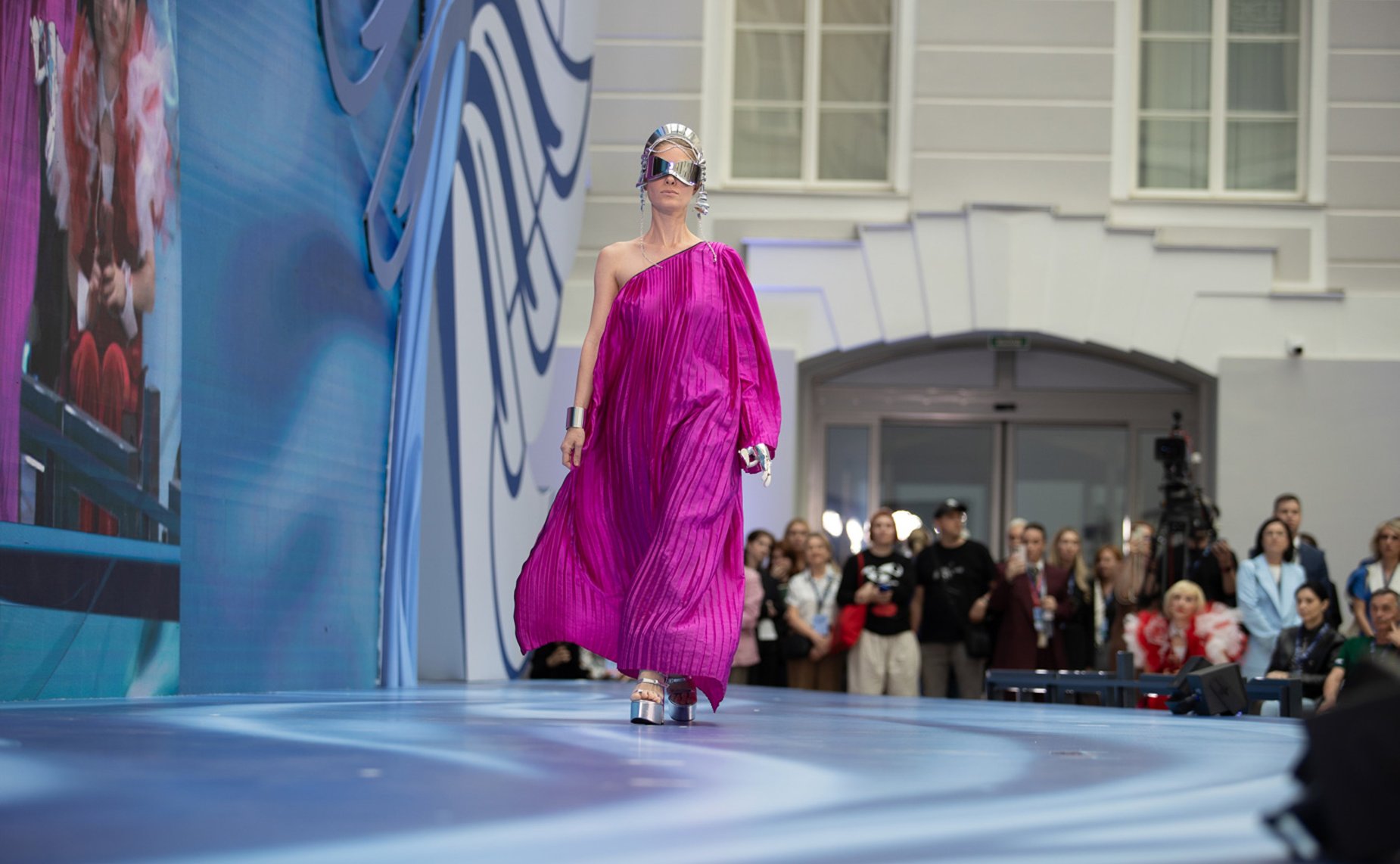 XXVIII Петербургский международный экономический форум (ПМЭФ’25). Показ международного конкурса адаптивной моды «На крыльях»