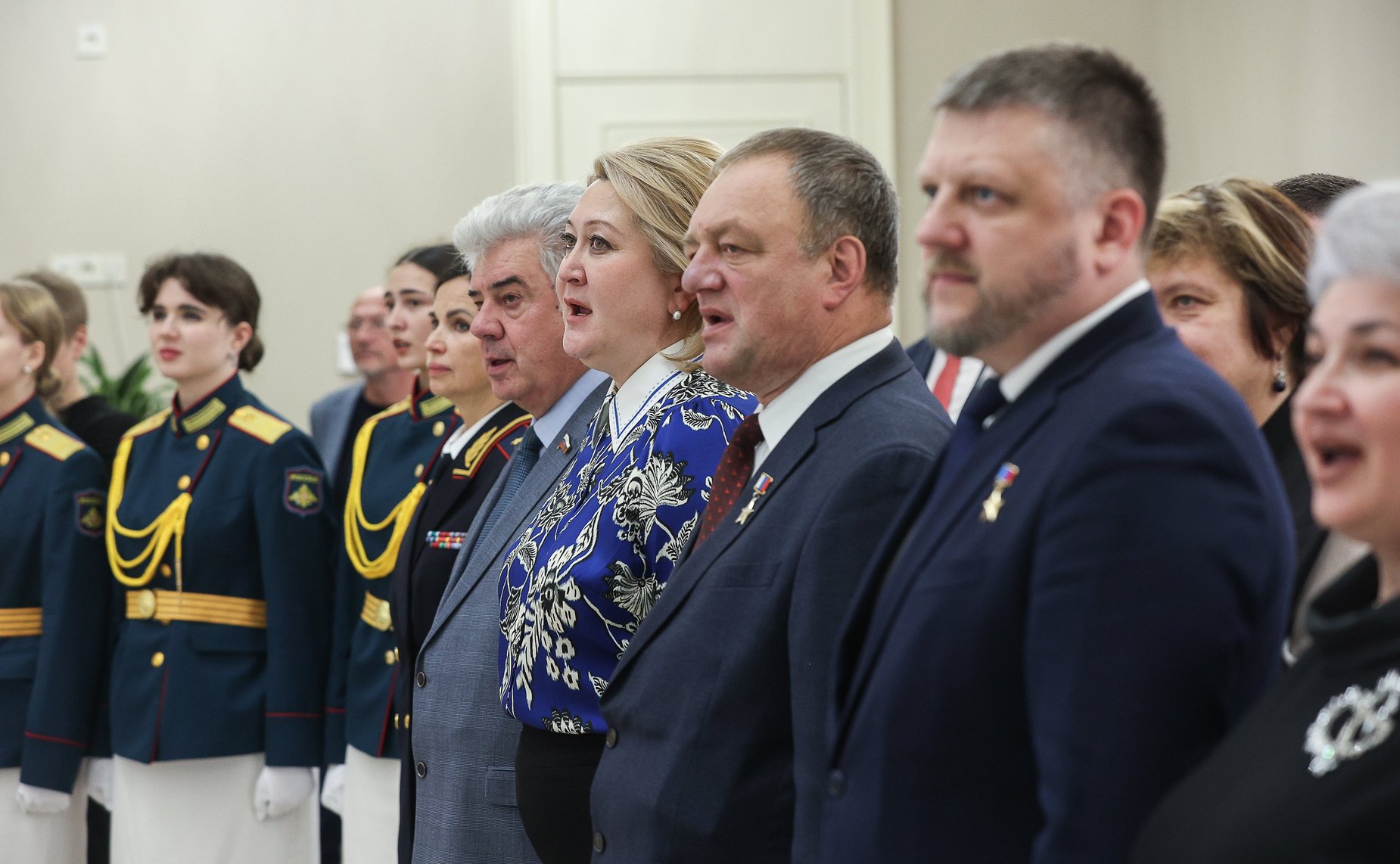 Торжественная церемония вручения паспортов граждан РФ 14-летним жителям Луганской Народной Республики и Херсонской области