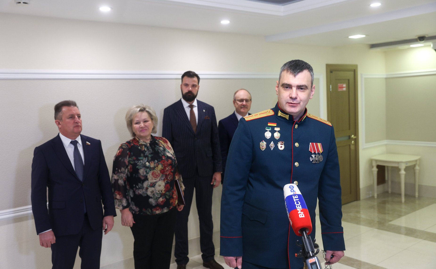 В Совете Федерации состоялось торжественное открытие выставки живописи и графики «Образ защитника»