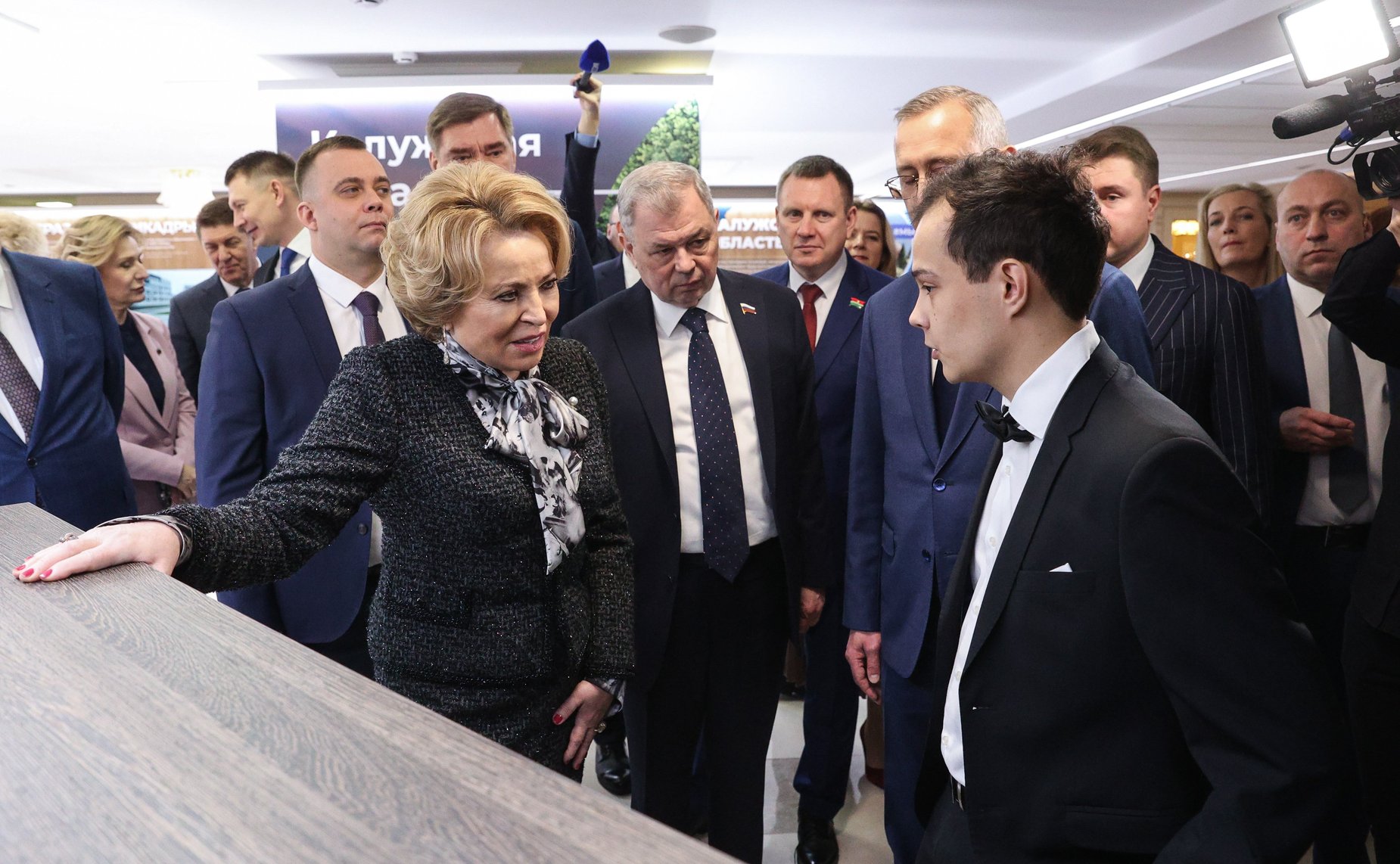 Валентина Матвиенко и Владислав Шапша осмотрели выставку, посвященную достижениям и перспективным направлениям развития Калужской области