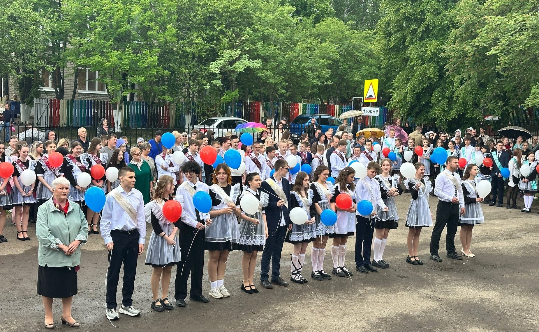 Игорь Мурог поздравил выпускников Милославской школы с последним звонком
